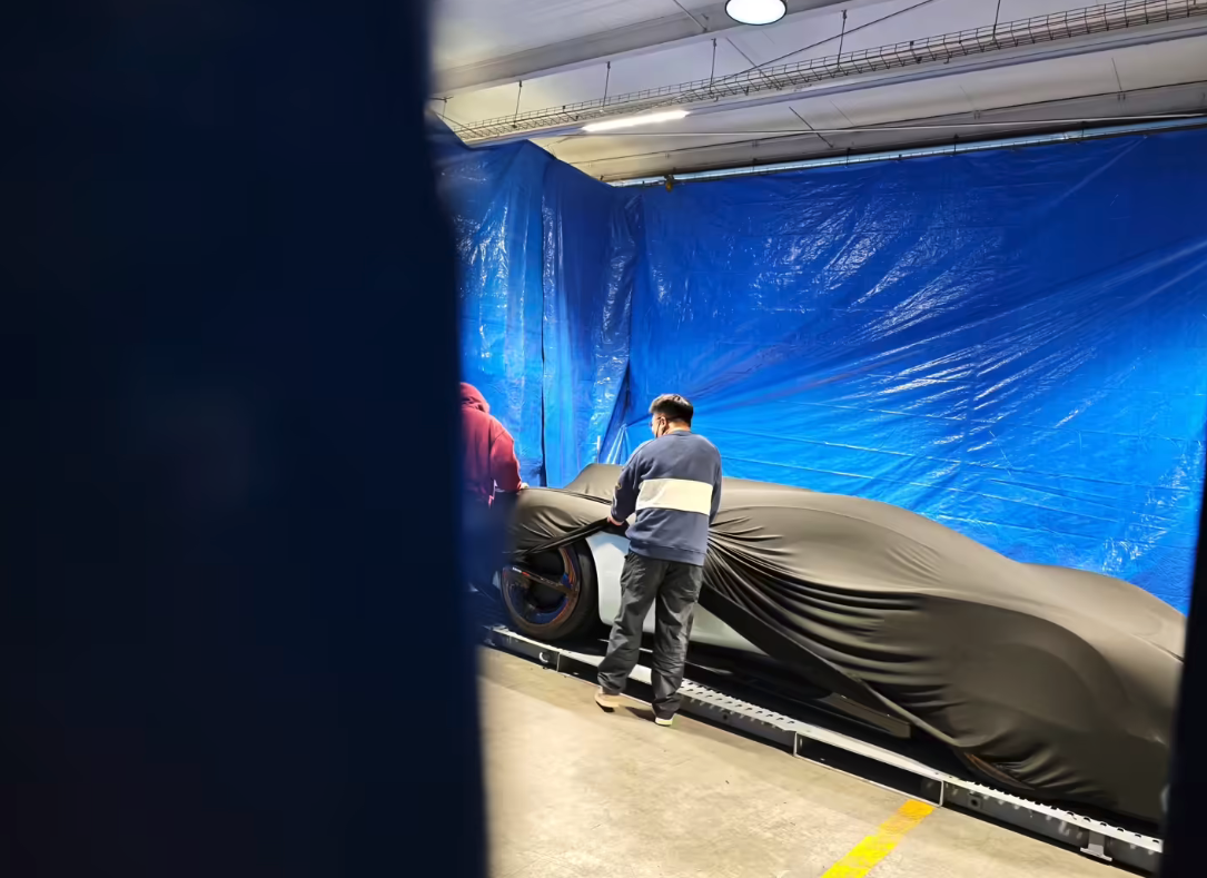 小米汽车预告重磅惊喜 疑似全新VGT概念超跑现身巴塞罗那